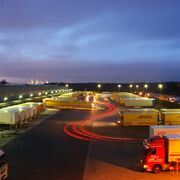 Diferencias entre carga y descarga de camiones en playas y muelles en la industria y logística