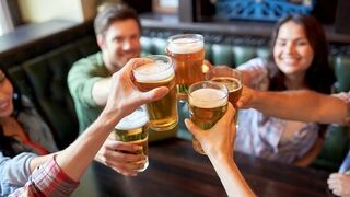 Una o dos cervezas al día podrían aportar beneficios a la salud, según una revisión científica